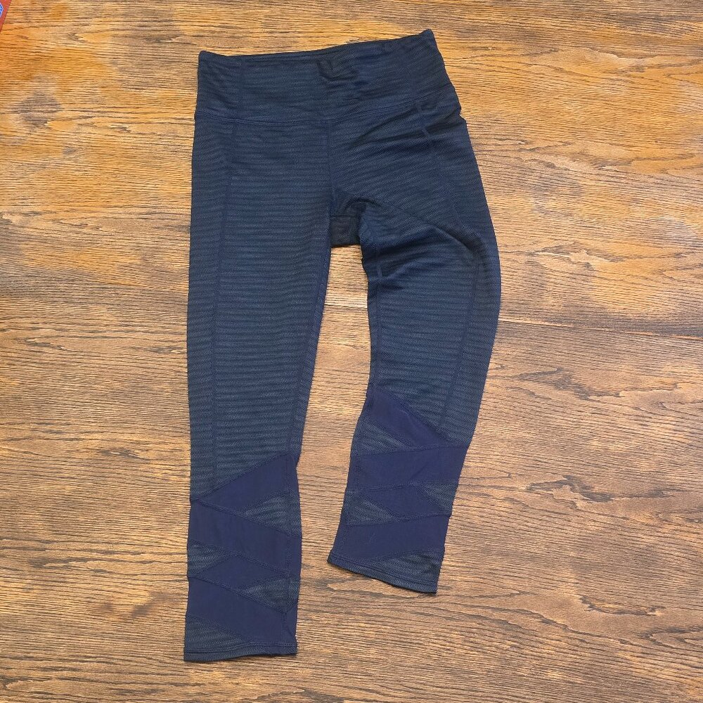 NWOT  -   Athleta Black & Navy Jacquard Mantra Capri Leggings  -  NWOT